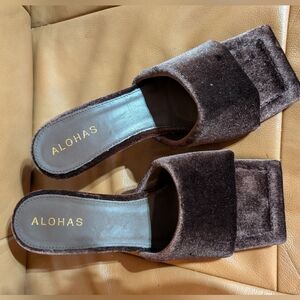 BNWT ALOHAS Puffy V Sandal